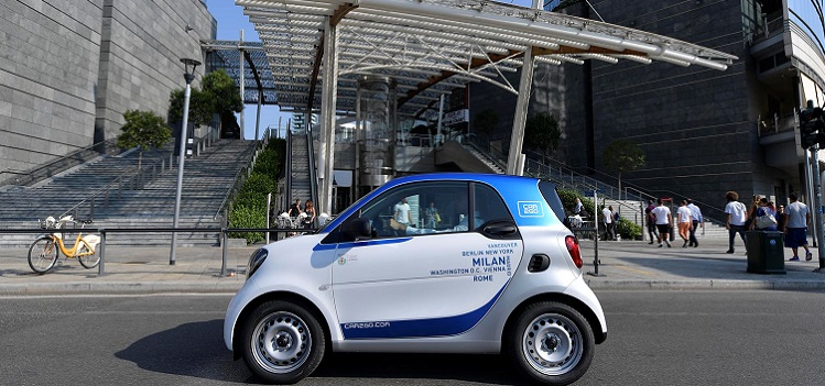 Una smart car2go nel centro di Milano