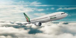 Alitalia dimezza le perdite