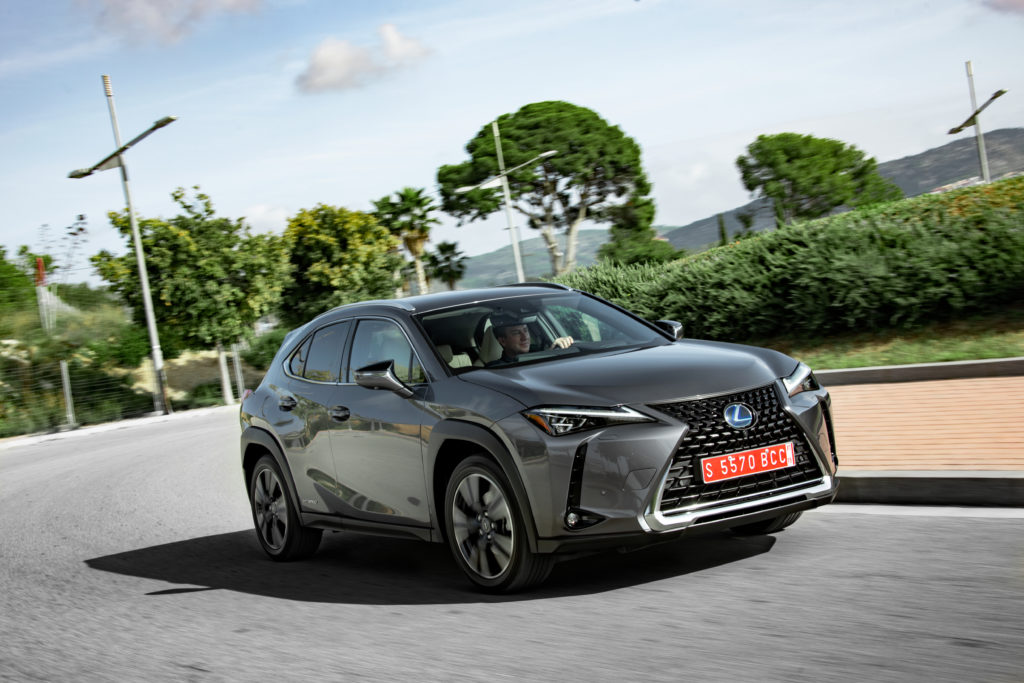 Lexus UX hybrid si rinnova