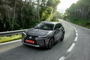 lexus UX hybrid si rinnova