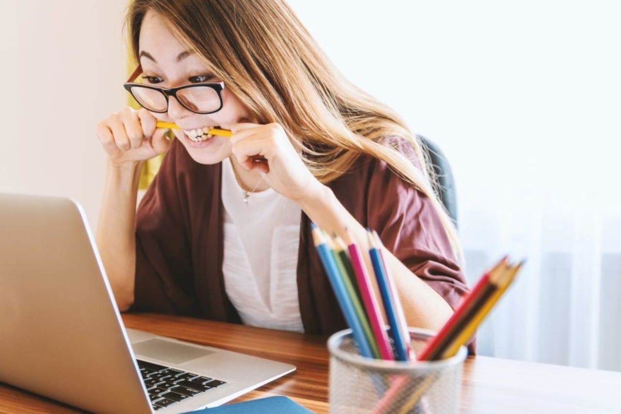 Una donna stressata dalle conference call su Zoom