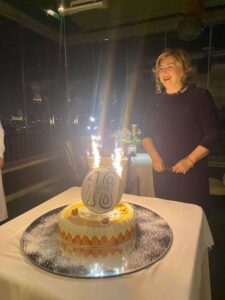 Annamaria-Ruffini-e-la-torta-per-i-18-anni-della-sua-agenzia-di-eventi