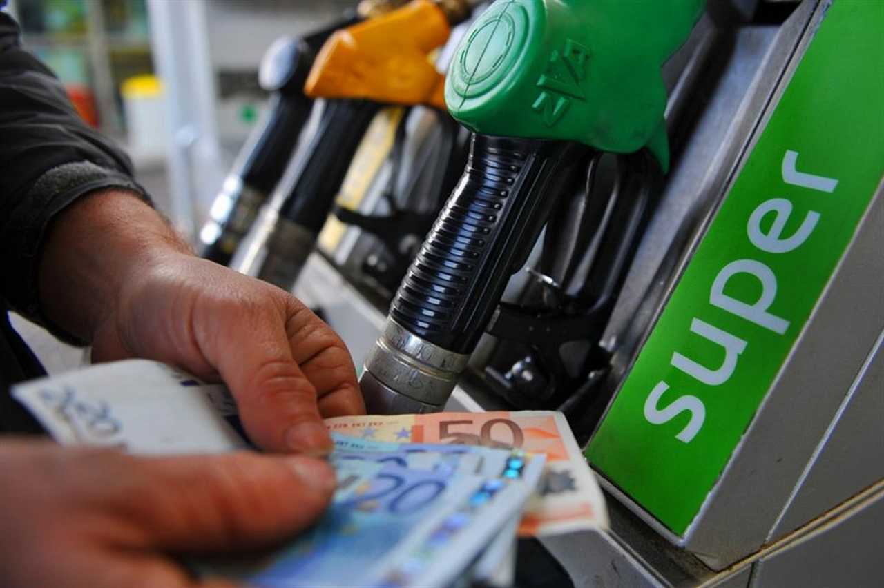 Caro carburante 2023? I 5 consigli per risparmiare su benzina e gasolio
