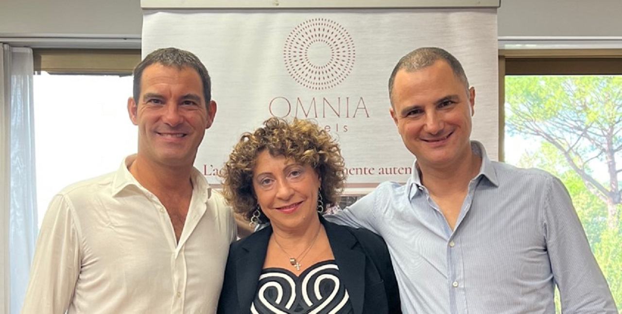 Francesco e Riccardo Lazzarini, rispettivamente amministratore delegato e direttore operativo di Omnia Hotels, con Daniela Baldelli, direttore sales & marketing