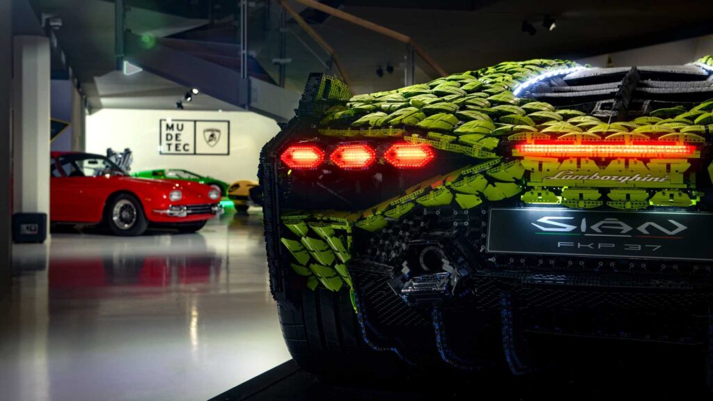 https://cdn.motor1.com/images/mgl/2NNmV4/s1/lamborghini-sian-lego-1-1.jpg
