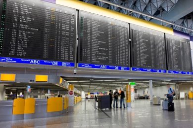 Viaggi aerei, check-in super veloce in aeroporto con touchpoint e biometria