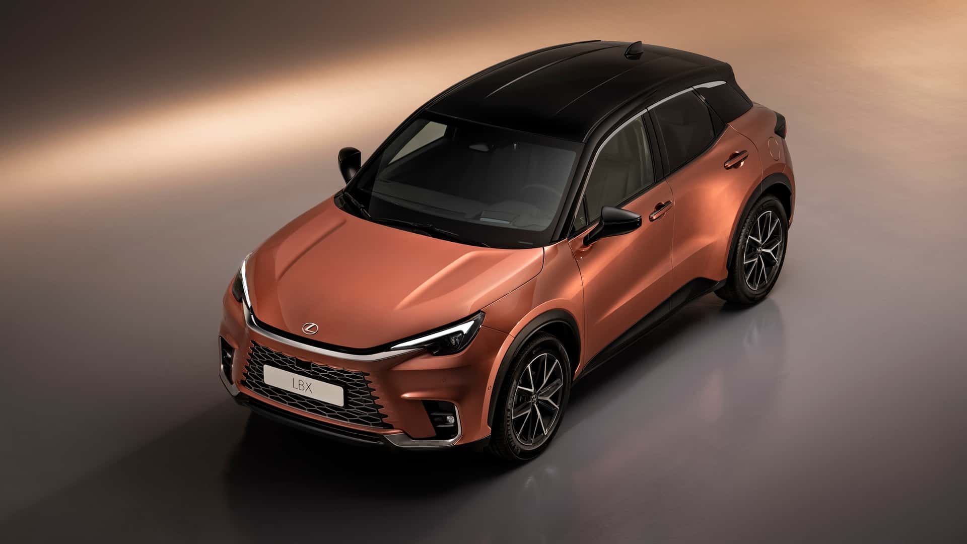 Lexus LBX, ordinabile il piccolo e ricco Suv che evolve Yaris Cross