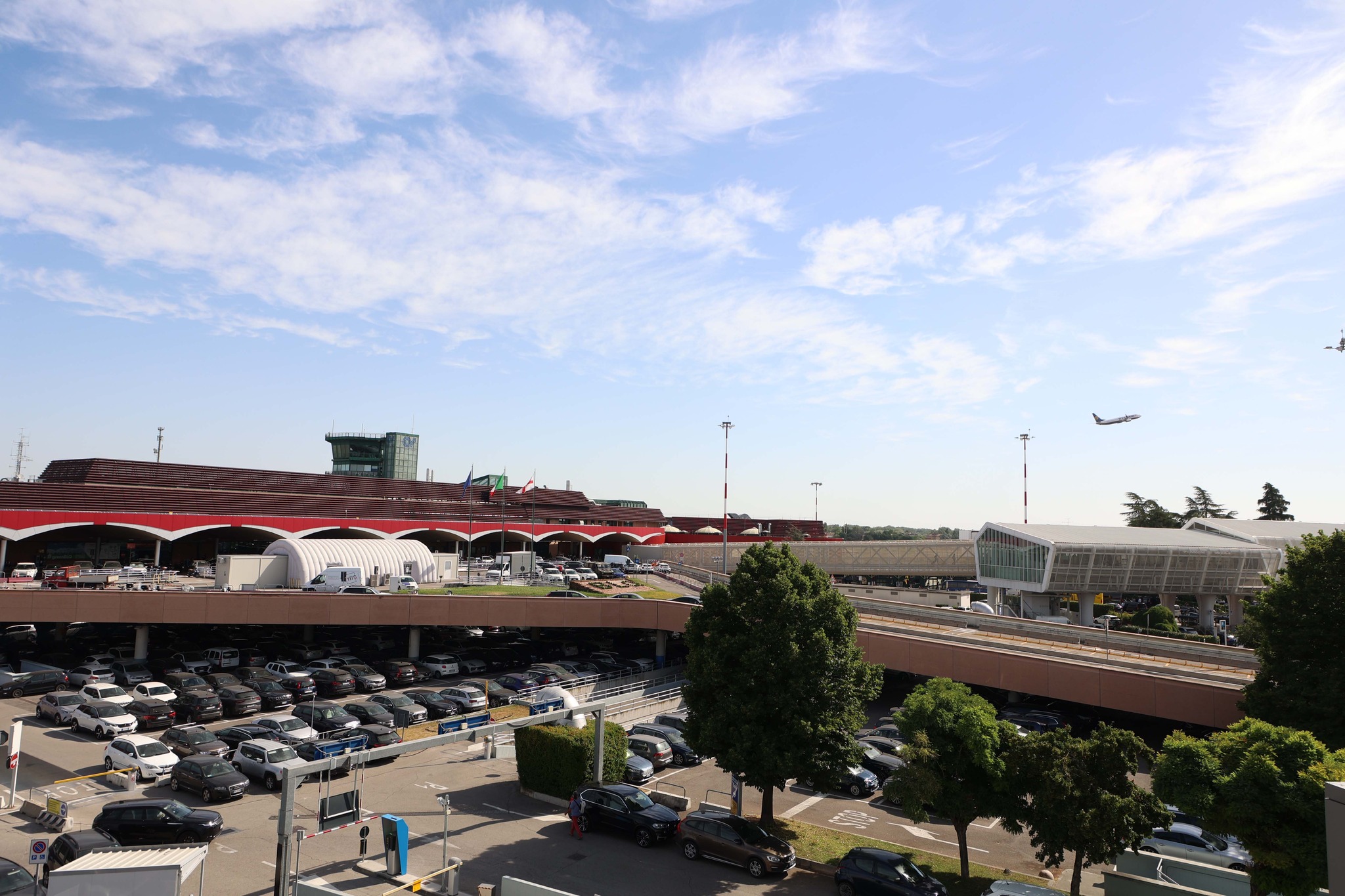 Aeroporti italiani 216 milioni e 2.200 parcheggi per Bologna