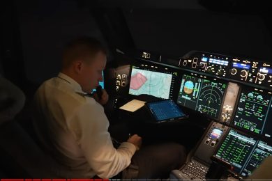 Volare sul Polo Nord tra buio e atmosfere uniche video cabina comando A350