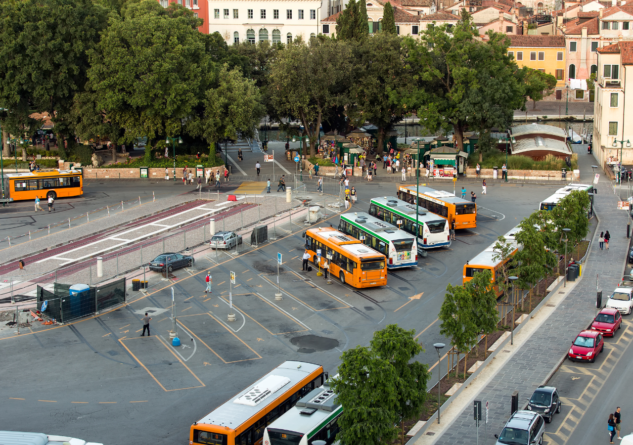 Scioperi gennaio 2025 proteste il 10, disagi tra aerei, treni i TPL