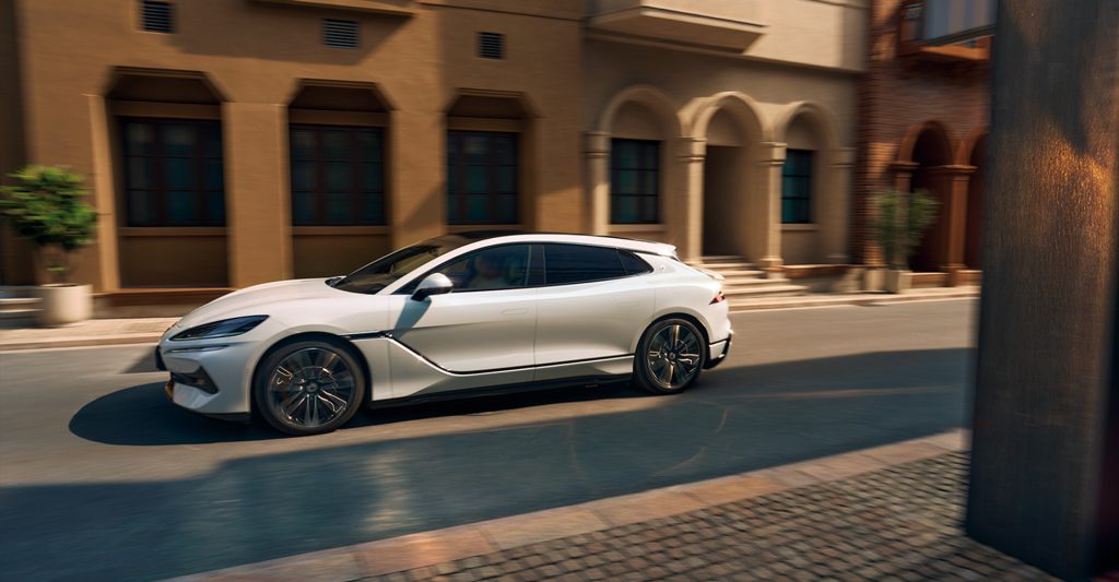 Byd porta alla Milano Design Week la sua massima espressione di tecnologia e prestazioni, la supercar (Bev o Phev) Denza Z9GT con 1000CV