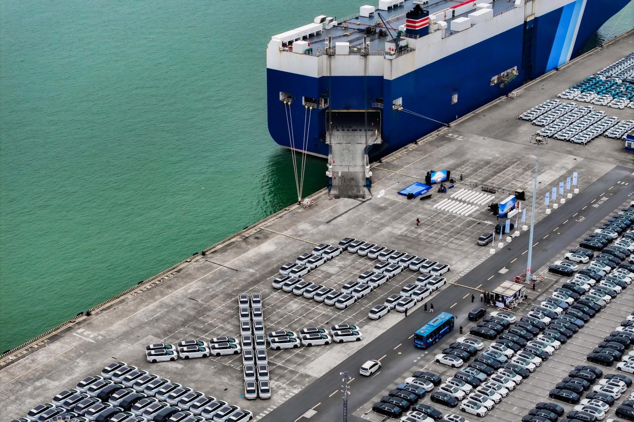 xpeng auto cinesi in porto per l'Europa