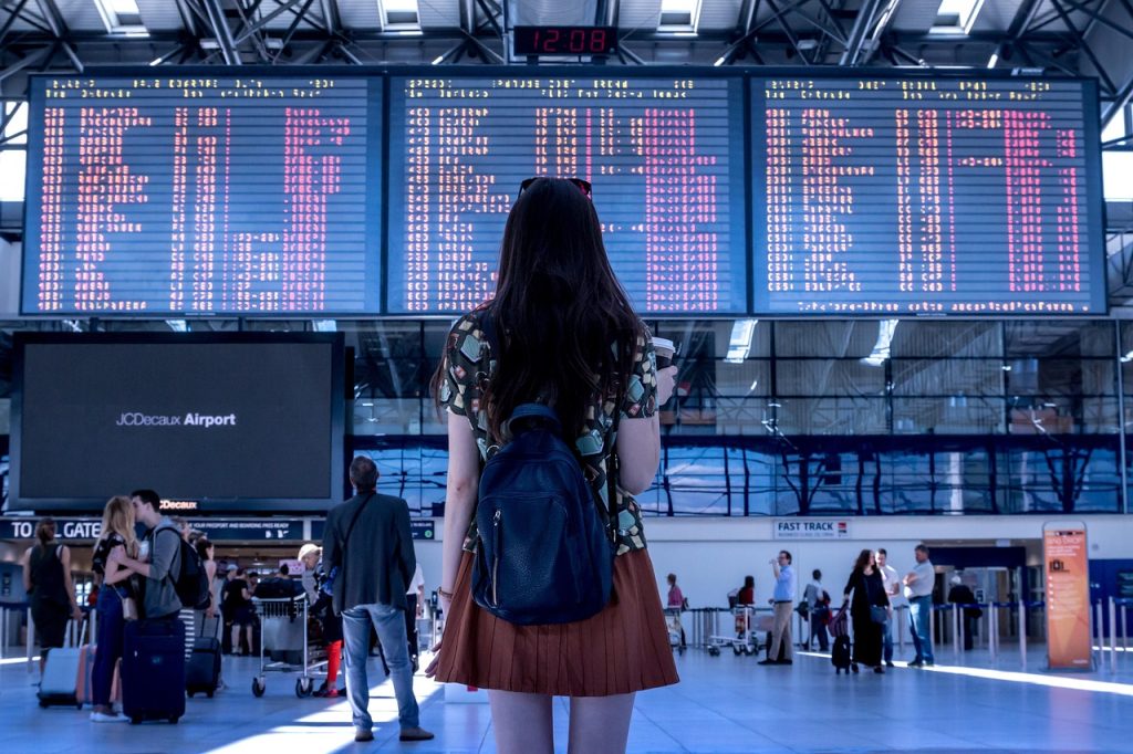 Lasciano bimbo in aeroporto per non perdere volo vacanza aereo dirottato
