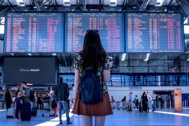 Lasciano bimbo in aeroporto per non perdere volo vacanza aereo dirottato