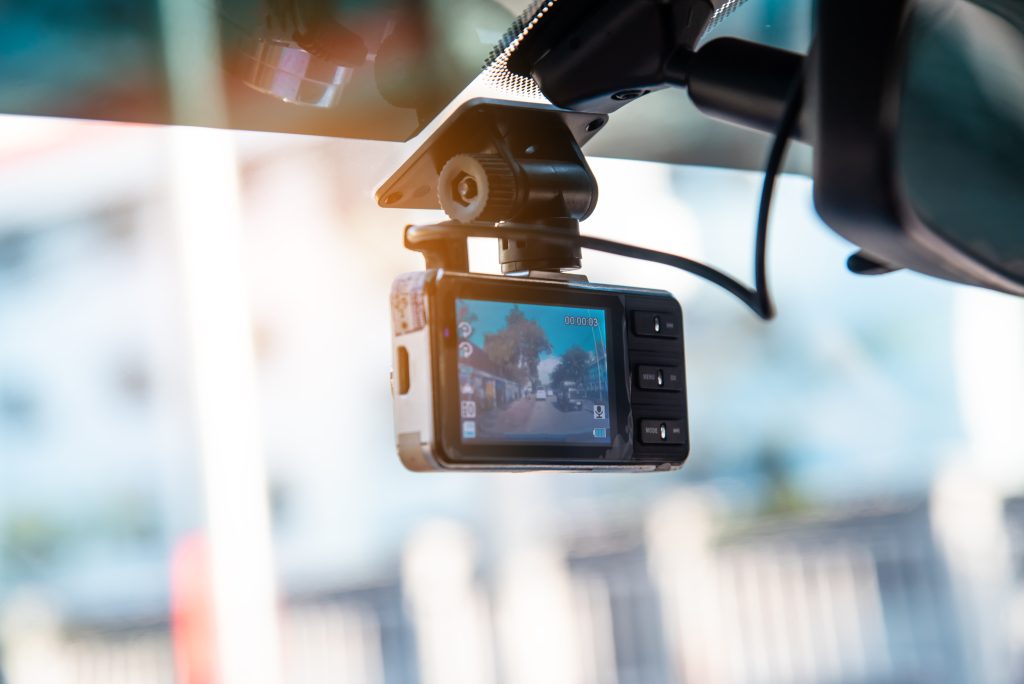 Pro e Contro della dashcam, telecamera sempre attiva in auto