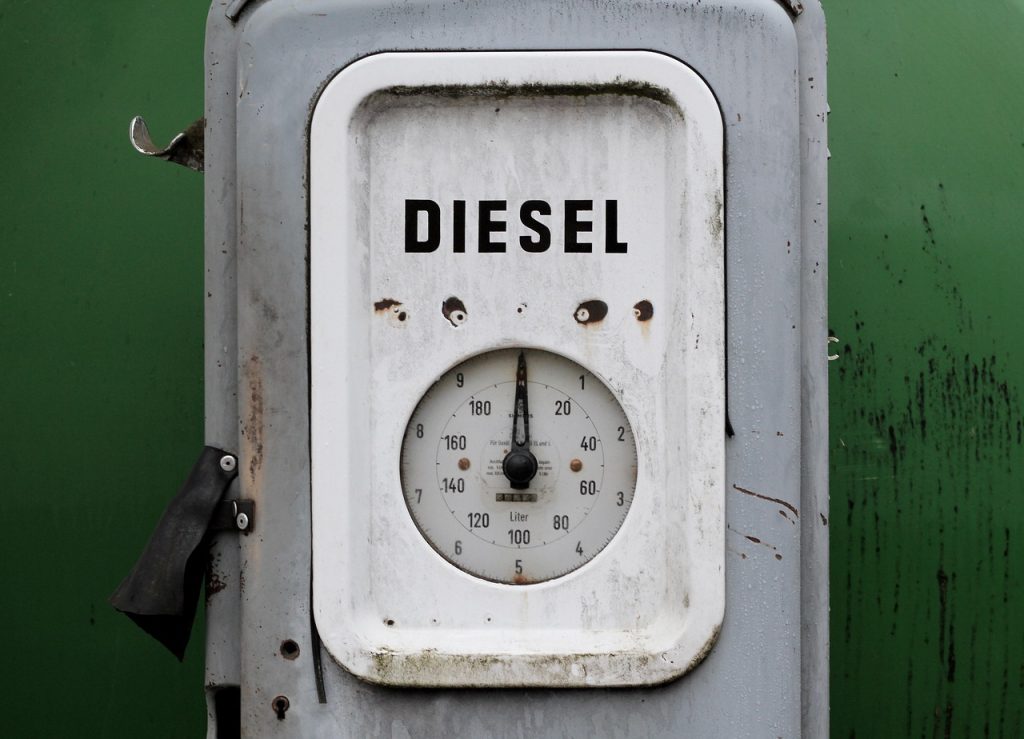 Perché il diesel costa più della benzina