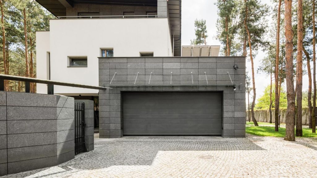 box-posti-auto-italia-prezzi-tecnocasa-cover-mission