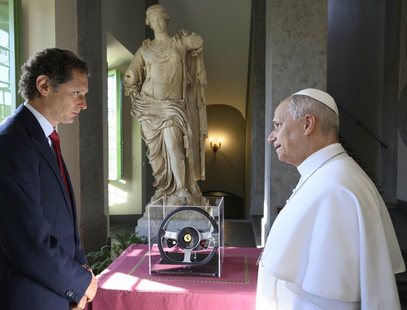 ferrari luce papa leone jaki elkann lusso