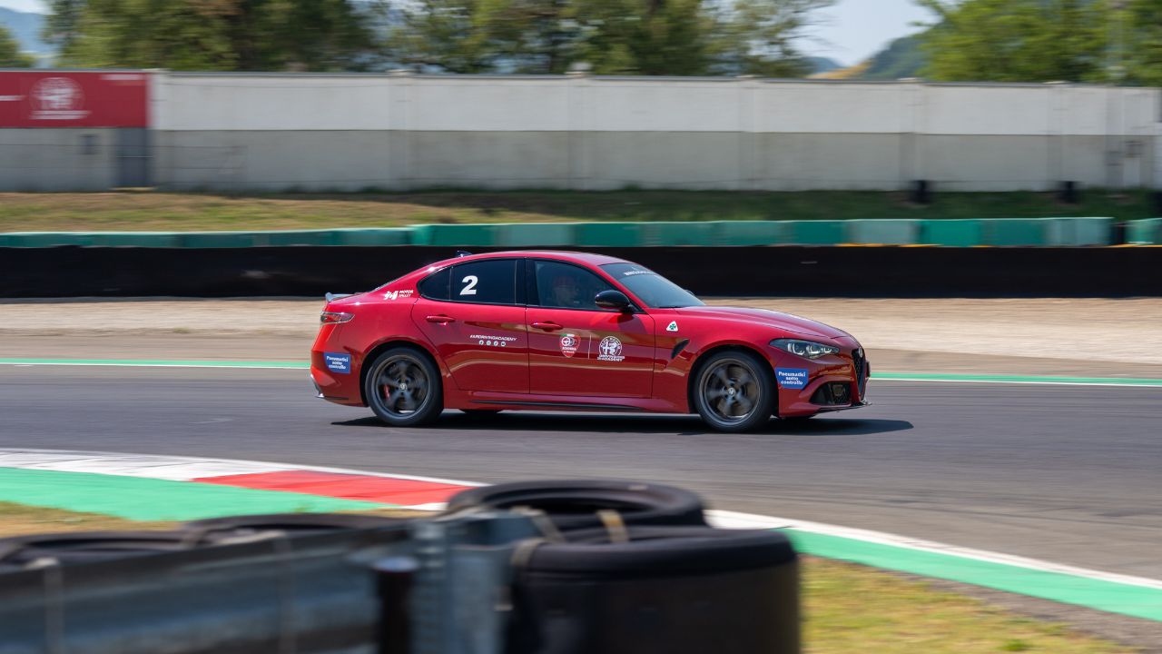 alfa-romeo-giulia-quadrifoglio-vairano-assogomma-mission