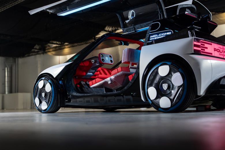 Per le flotte aziendali una soluzione utile C'è poi un aspetto che interessa particolarmente il mondo delle flotte e delle auto aziendali. Lo sterzo Hypersquare con tecnologia Steer-by-Wire non è soltanto una curiosità tecnologica, ma potrebbe avere ricadute concrete sulla vita di chi passa ogni giorno molte ore al volante. Dopo averlo provato, la sensazione è chiara: si compiono movimenti molto più ridotti rispetto a un volante tradizionale, soprattutto nelle manovre, nei parcheggi e nella guida urbana. La fatica diminuisce sensibilmente e l'ergonomia migliora, con benefici evidenti per chi utilizza l'auto come strumento di lavoro. Pensiamo ai driver aziendali, ai commerciali, ai tecnici, ai noleggiatori e a chi percorre decine di migliaia di chilometri ogni anno. Ma anche a chi cerca semplicemente un'auto più comoda da guidare ogni giorno. Dopo pochi minuti il nuovo comando diventa naturale, grazie anche ai pulsanti integrati nei due appoggi per i pollici e alla gestione elettronica del rapporto di sterzata, che si adatta automaticamente alla velocità. Se l'affidabilità e la sicurezza saranno quelle promesse da Peugeot e il prezzo rimarrà entro limiti ragionevoli, questa tecnologia potrebbe diventare uno degli equipaggiamenti più richiesti anche dal mercato fleet, nelle versioni Business.